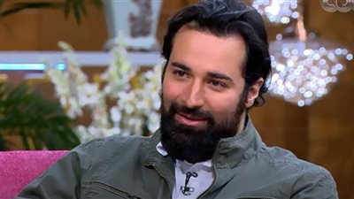 أحمد حاتم في أحدث ظهور له من الساحل الشمالي.. شاهد