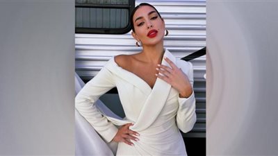 ياسمين صبري تتألق بتوب شفاف وقصير أمام الطائرة (شاهد)