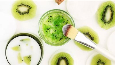 اصنعي ماسك الكيوي لوجه صافٍ ونضر في الشتاء