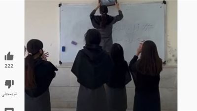 طالبة تمزق صور قادة إيران من مدرستها (شاهد)