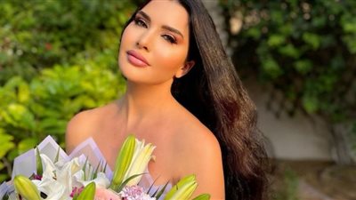 لاميتا فرنجية تستعرض أنوثتها في حمام السباحة (شاهد)