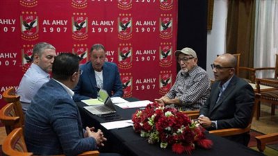 تفاصيل اجتماع رئيس النادي الأهلي مع شركة الكرة