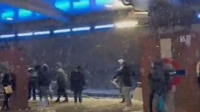 معركة بكرات الثلج بين الركاب في محطة قطار بلندن (شاهد)