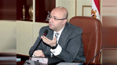 محافظ بني سويف يناقش تقارير المتابعة الميدانية لسير العمل بالوحدات الصحية