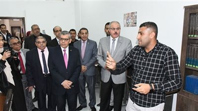 رئيس جامعة قناة السويس يشهد افتتاح المكتبة الرقمية بعد التطوير