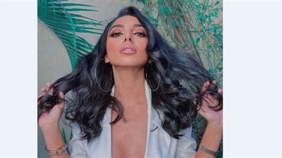 سلمي أبو ضيف تحصل على رضا شرطة الموضة بفستان أسود| صور