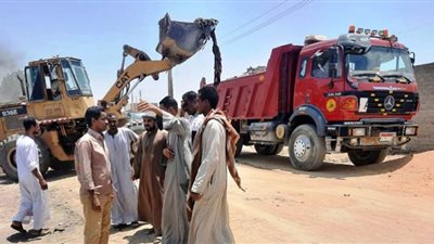 صور| إزالة حالة تعدى بالبناء المخالف بالصداقة الجديدة في أسوان
