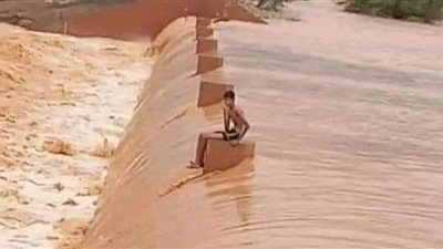 طفل يخرج من سيول السد حيًا بعد 24 ساعة| شاهد