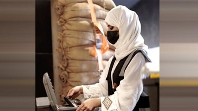 منى الخريص تتحدى العادات السعودية بمشاركة بارقة في مهرجان الصقور