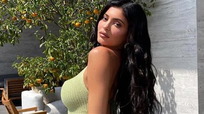 كايلي جينر بأجنحة الفراشة البيضاء عبر إنستجرام