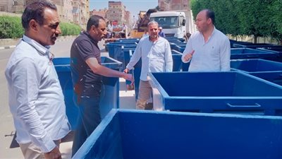 رئيس مدينة إبشواي بالفيوم يتأكد من مطابقة المواصفات بصناديق القمامة الجديدة