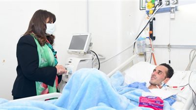 وزيرة الهجرة تزور الشاب أحمد حسين بعد عودته لمصر