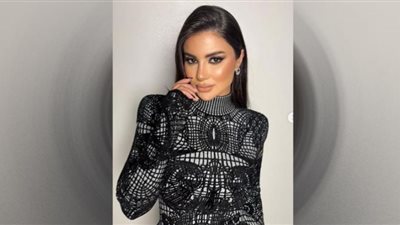 هدى الإتربي تخطف الأنظار بالفوشيا والإكسسوارات الذهبية