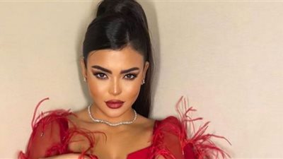 أسماء جلال تهوس محبيها بالريش الأحمر (صور)