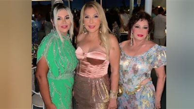 فستان لبلبة يعكس أنوثتها في أحدث إطلالة