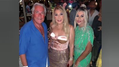 نادية الجندي بفستان مكشوف في حفل زفاف (شاهد)