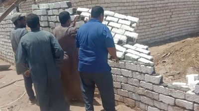 إزالة فورية لحالة تعدى على أراضى زراعية أملاك الدولة بقرية دندرة بقنا