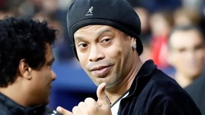 رونالدينيو يتابع مباراة الأرجنتين وكرواتيا من ستاد لوسيل