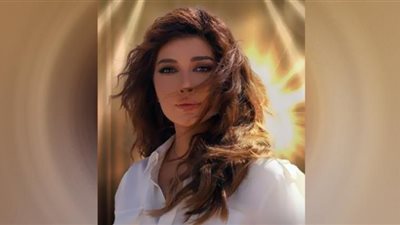 أصالة نصري في أحدث ظهور.. زهرة حمراء فضية