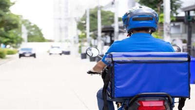 عامل الدليفري.. رحلة عناء 