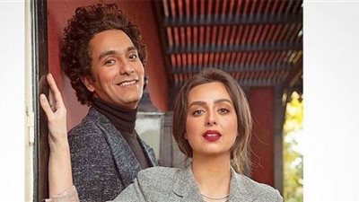 هبة مجدي في لقطة رومانسية مع زوجها