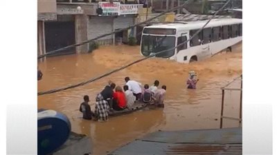 مشاهد مأساوية لفيضانات ضربت عاصمة الكونغو الديمقراطية (فيديو)