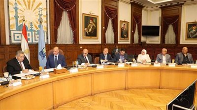 محافظ القاهرة يجتمع مع اللجنة التحضيرية للمجلس الاقتصادى الاجتماعى