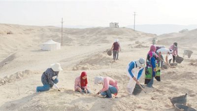 ذهبوا للتدريب على الحفائر فاكتشفوا مقبرة من العصر البطلمى بسوهاج