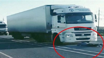 مراهق مجنون ينام تحت شاحنة مسرعة طمعًا في الشهرة.. شاهد