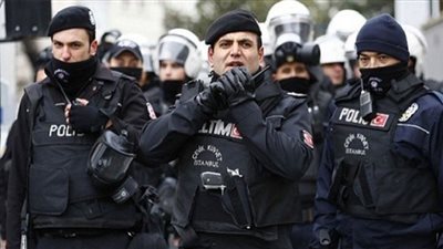 اعتقال 25 شخصا باليونان بعد إثارة شغب في وسط أثينا