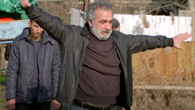 أب يرقص على قبر ابنته (شاهد)