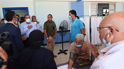 رئيس الوزراء يتفقد العيادات الثابتة بالمدرسة التجارية فى البحيرة