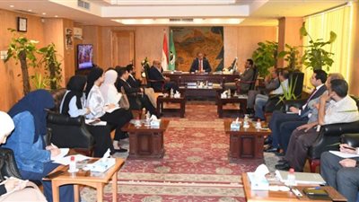 محافظ الفيوم يتابع موقف توصيل المرافق لمصنع يازاكى الياباني