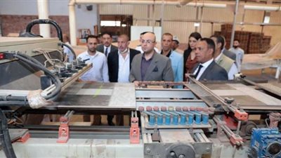 محافظ بني سويف يتفقد أحد مصانع السيراميك المصدرة للخارج