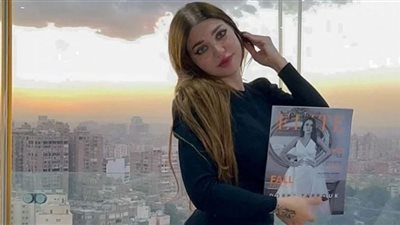 ياسمين الخطيب تسحر العيون بكولون شفاف