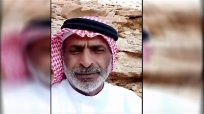 أب سعودي يشكو أبناءه إلي الله في الصحراء (شاهد)