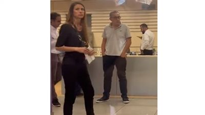 نائبة لبنانية تعتصم في بنك بيبلوس للمطالبة بجزء من وديعتها (شاهد)