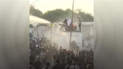 تفريق مظاهرة بخراطيم المياه في المنطقة الخضراء بالعراق (فيديو)