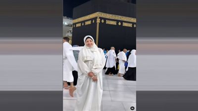 مني فاروق تبكي خلال تأدية مناسك العمرة.. فيديو