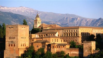 العلماء يكشفون لغز تحول قصر الحمراء في غرناطة إلى اللون الأرجواني
