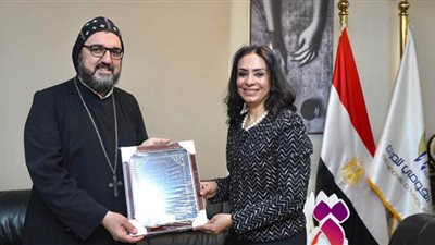 مايا مرسي تستقبل كاهن الكنيسة السريانية لبحث سبل التعاون