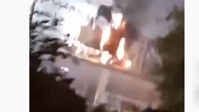 إضرام النار في صور خامنئي بمدينة الأهواز الإيرانية (شاهد)