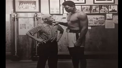الرجل الذي فشل محمد علي كلاي في رفعه من الأرض (شاهد)