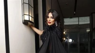 إنجي المقدم تخطف الأنظار بألوان شولدر وأسود لامع (صور)