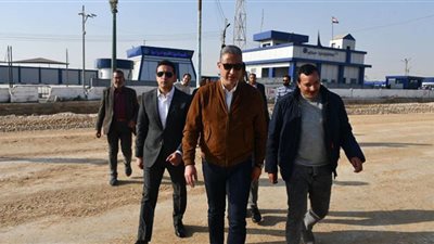 محافظ الفيوم يتفقد أعمال تطوير ورفع كفاءة طريق القاهرة