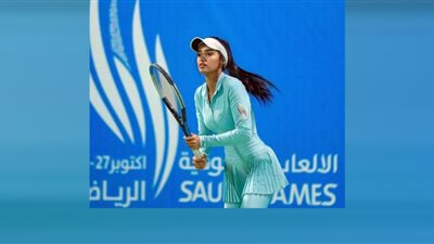 السعودية يارا الحقباني تتألق في التنس والجمهور يتفاعل مع جمالها