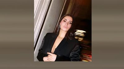 هدى الإتربي تتألق بإطلالة جريئة في فرنسا