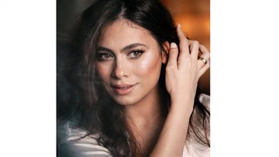 هاجر أحمد تستعرض جمالها بمايوه أسود رفقة زوجها