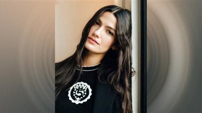 تارا عماد تستعرض أناقتها بمعطف طويل