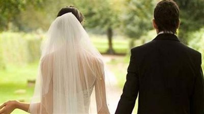 عروسان يوقعان عقد زواج بشروط غريبة.. شاهد